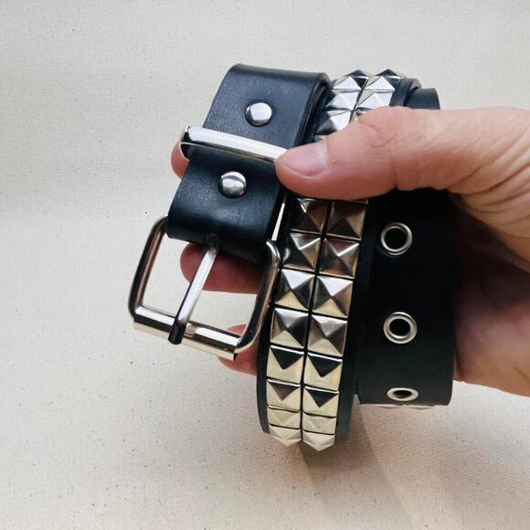 Y2k 2000s classic pyramid studded black and silver goth emo belt - Picture 2 of 6